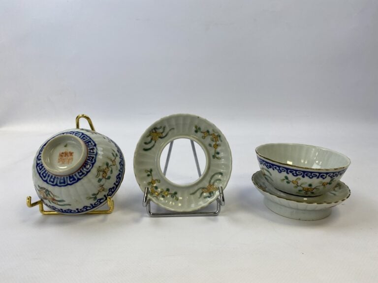 ENSEMBLE DE DEUX (2) TASSES ET SOUS-TASSES - Chine - A décor de fleurs et frise…
