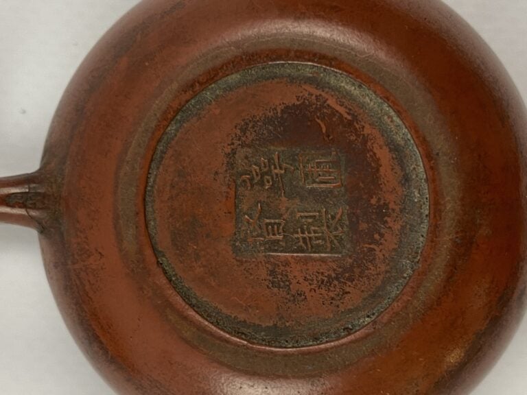 ENSEMBLE DE DEUX (2) THEIERES EN TERRE CUITE - Chine - La plus grande est décor…
