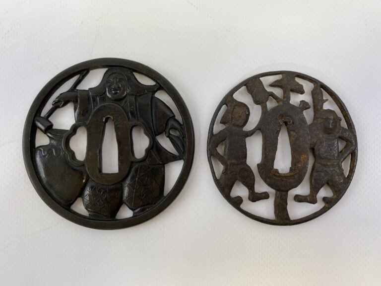 ENSEMBLE DE DEUX (2) TSUBA EN FER - Japon - Maru-gata pour l'un à décor ajouré…