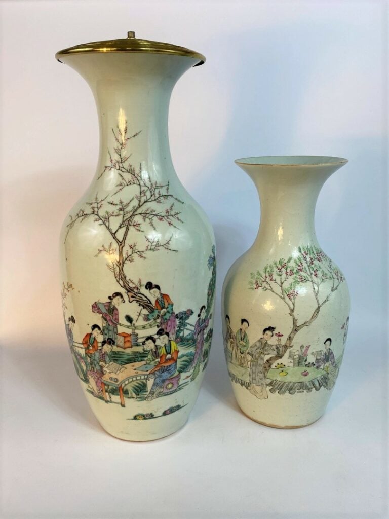 ENSEMBLE DE DEUX (2) VASES DE FORME BALLUSTRE EN PORCELAINE DANS LE SYLE DE LA…