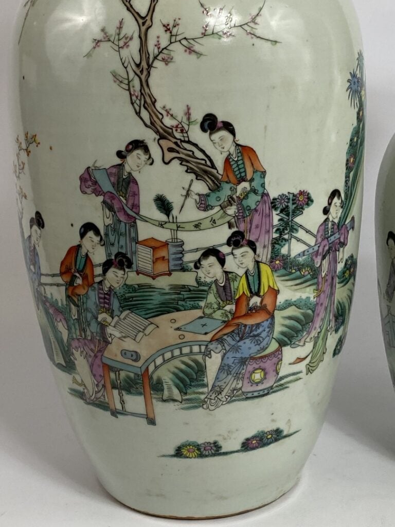 ENSEMBLE DE DEUX (2) VASES DE FORME BALLUSTRE EN PORCELAINE DANS LE SYLE DE LA…