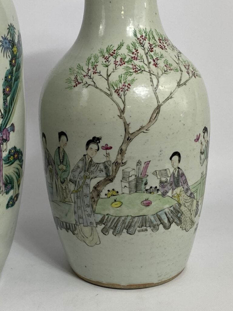 ENSEMBLE DE DEUX (2) VASES DE FORME BALLUSTRE EN PORCELAINE DANS LE SYLE DE LA…