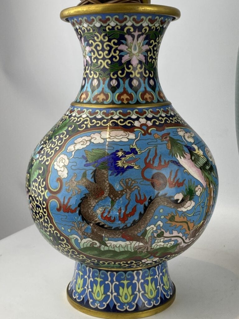 Ensemble de deux (2) vases en émaux cloisonnés - Chine, - L'un au décor de drag…