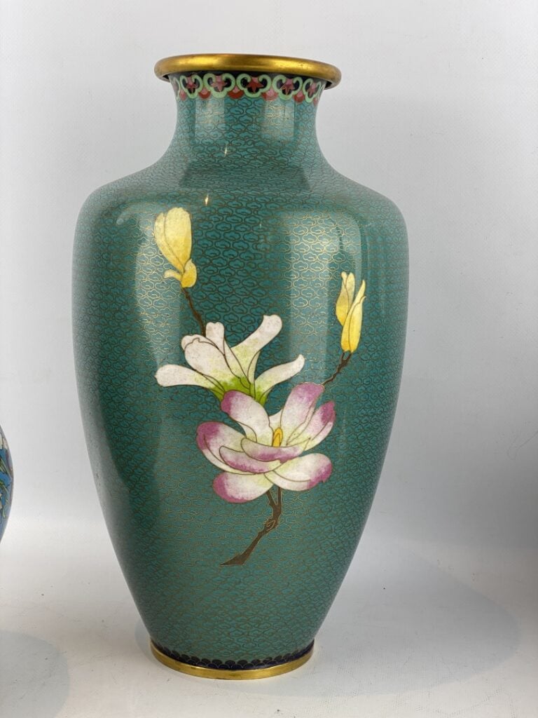 Ensemble de deux (2) vases en émaux cloisonnés - Chine, - L'un au décor de drag…