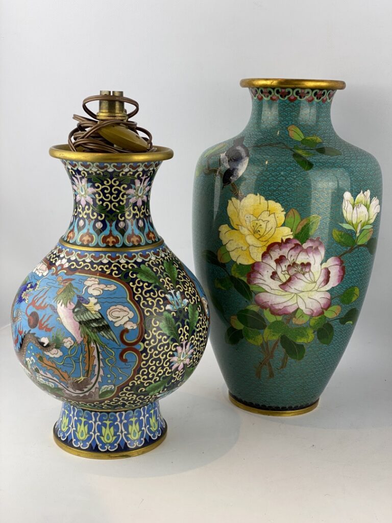 Ensemble de deux (2) vases en émaux cloisonnés - Chine, - L'un au décor de drag…
