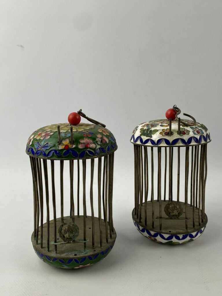 Ensemble de deux boites à grillons en métal et émaux cloisonnés à décor de moti…