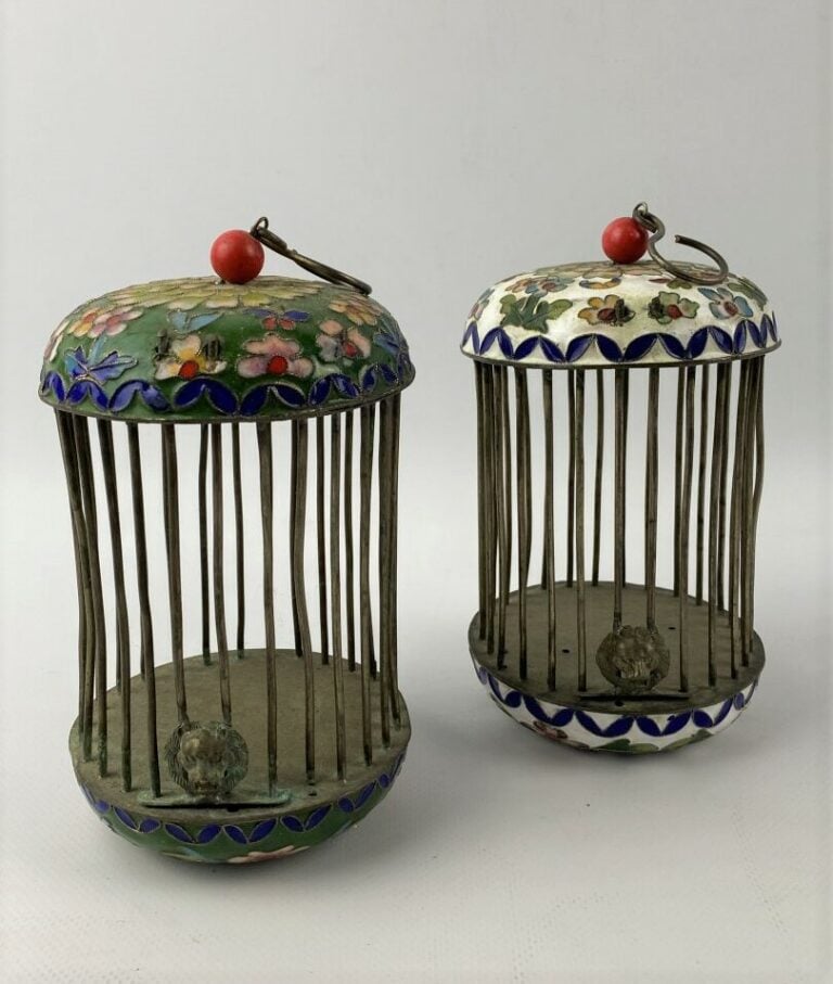 Ensemble de deux boites à grillons en métal et émaux cloisonnés à décor de moti…