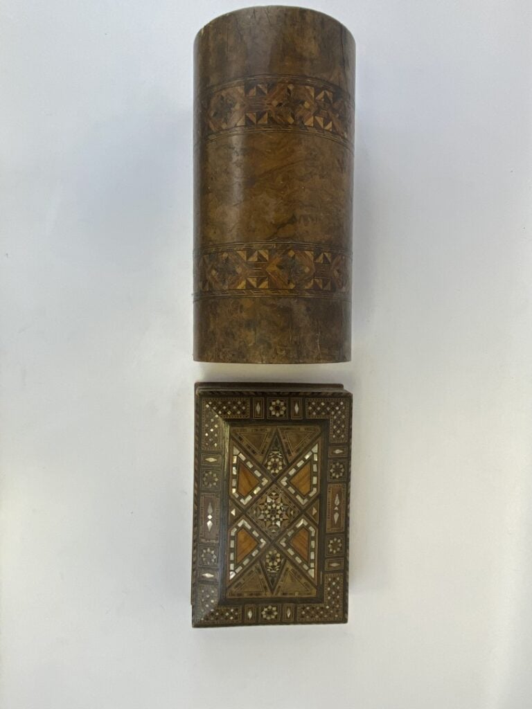 Ensemble de deux boites/coffres en bois marqueté dont l'une est incrustée de na…