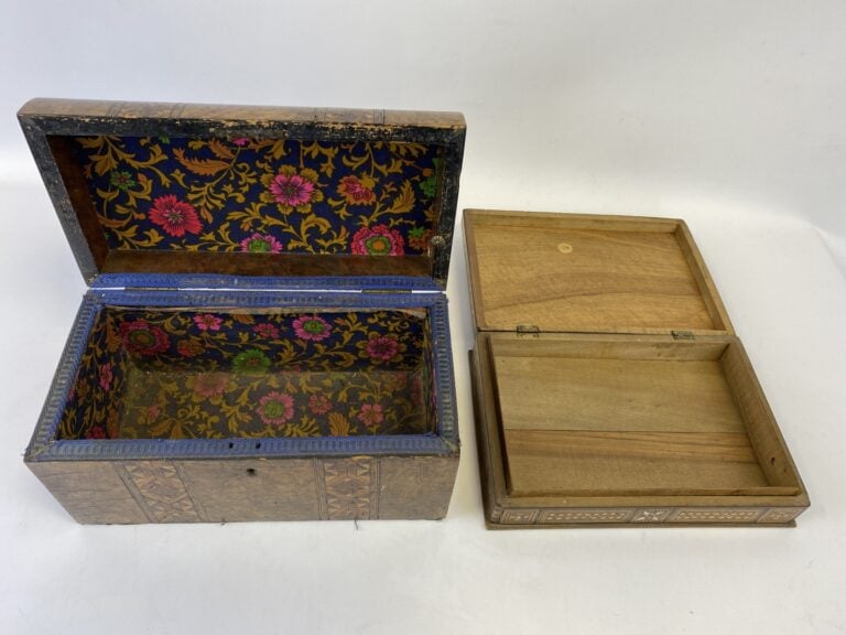 Ensemble de deux boites/coffres en bois marqueté dont l'une est incrustée de na…