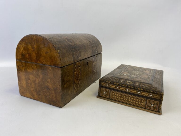 Ensemble de deux boites/coffres en bois marqueté dont l'une est incrustée de na…
