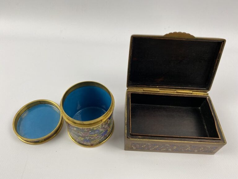 Ensemble de deux boites en émaux cloisonnés dans le goût des milles fleurs - Ch…