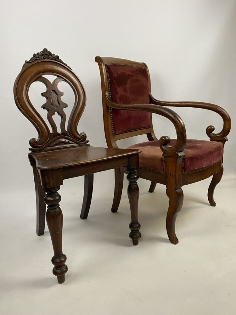 Ensemble de deux fauteuils en acajou, accotoirs à enroulement, Epoque Restaurat…