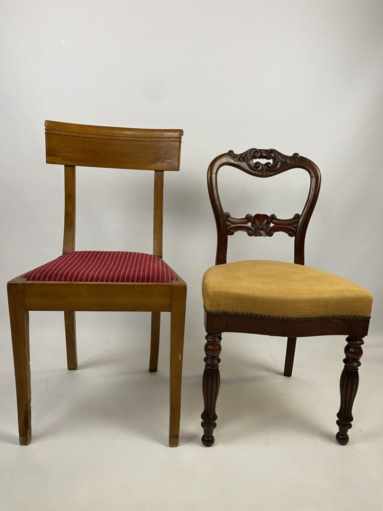 Ensemble de deux fauteuils en acajou, accotoirs à enroulement, Epoque Restaurat…