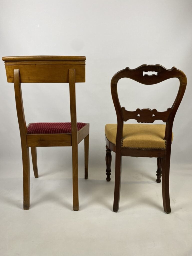 Ensemble de deux fauteuils en acajou, accotoirs à enroulement, Epoque Restaurat…