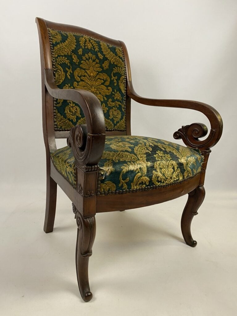 Ensemble de deux fauteuils en acajou, accotoirs à enroulement, Epoque Restaurat…