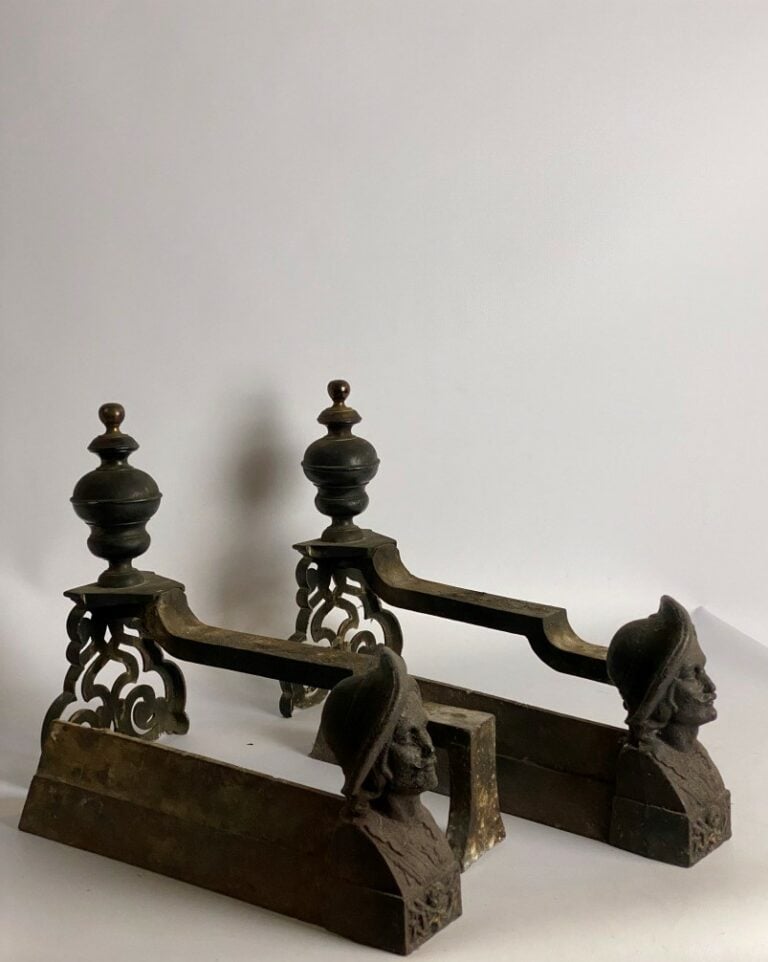 Ensemble de deux paires de chenets en bronze et fonte de fer. L'une ornée de vo…