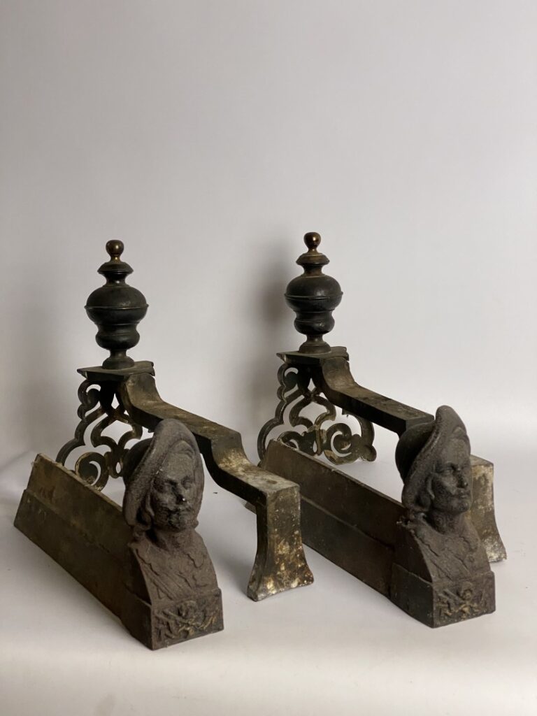 Ensemble de deux paires de chenets en bronze et fonte de fer. L'une ornée de vo…