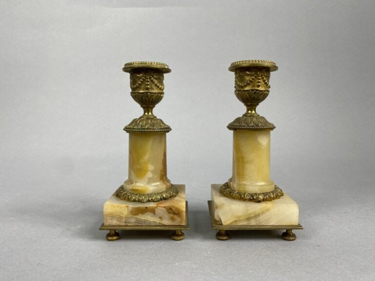 Ensemble de deux paires de flambeaux - l'une en albâtre et bronze doré, les bob…