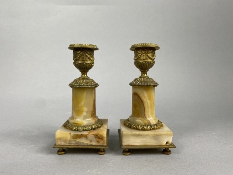 Ensemble de deux paires de flambeaux - l'une en albâtre et bronze doré, les bob…