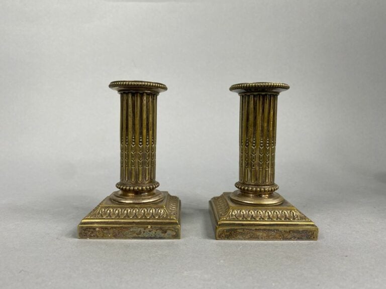 Ensemble de deux paires de flambeaux - l'une en albâtre et bronze doré, les bob…