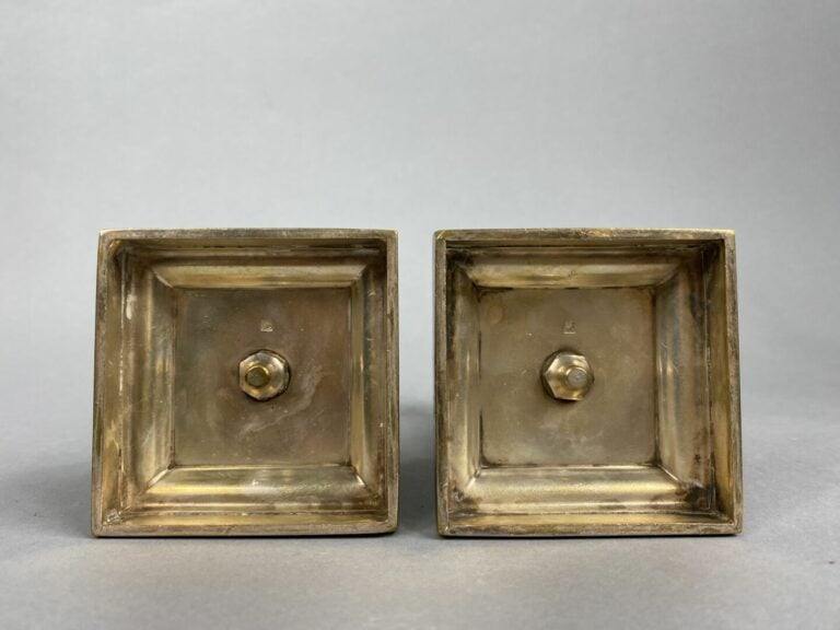 Ensemble de deux paires de flambeaux - l'une en albâtre et bronze doré, les bob…