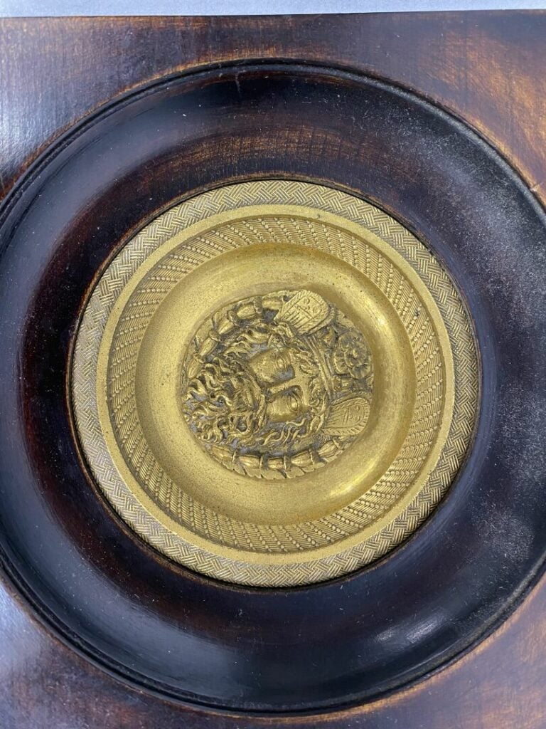 Ensemble de deux paires de médaillons en bronze doré représentant un profil d'h…