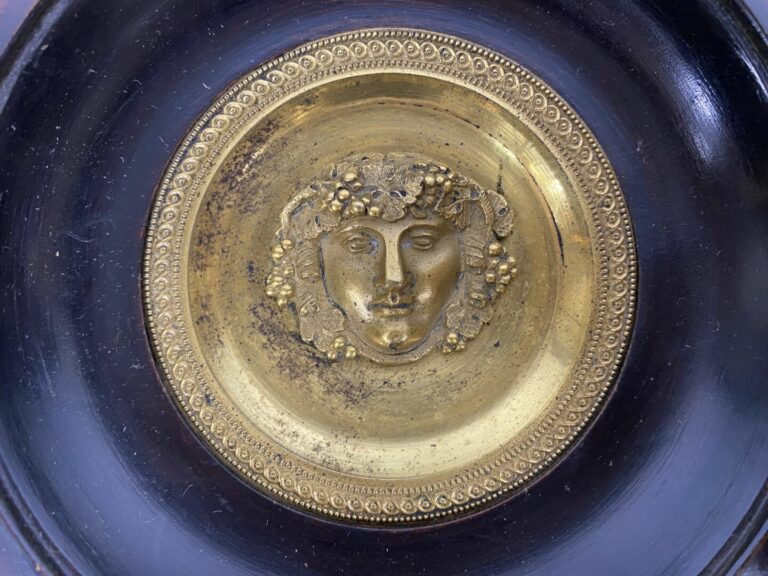 Ensemble de deux paires de médaillons en bronze doré représentant un profil d'h…