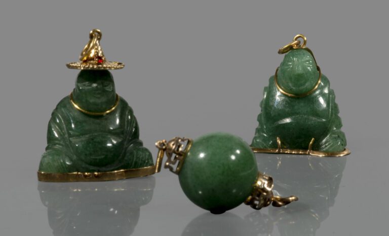 Ensemble de deux pendentifs en jade représentant bouddha assis en tailleur, les…