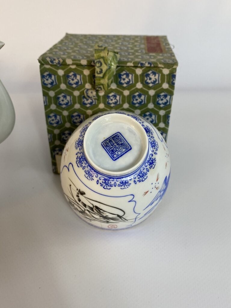 Ensemble de deux pièces asiatiques - Comprenant: - - une théière en porcelaine…