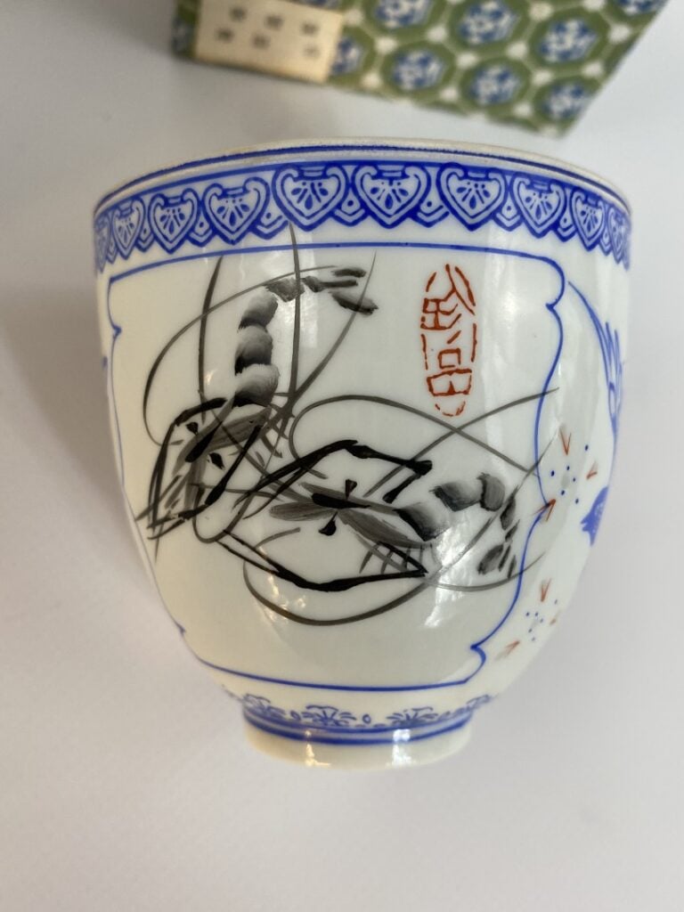 Ensemble de deux pièces asiatiques - Comprenant: - - une théière en porcelaine…