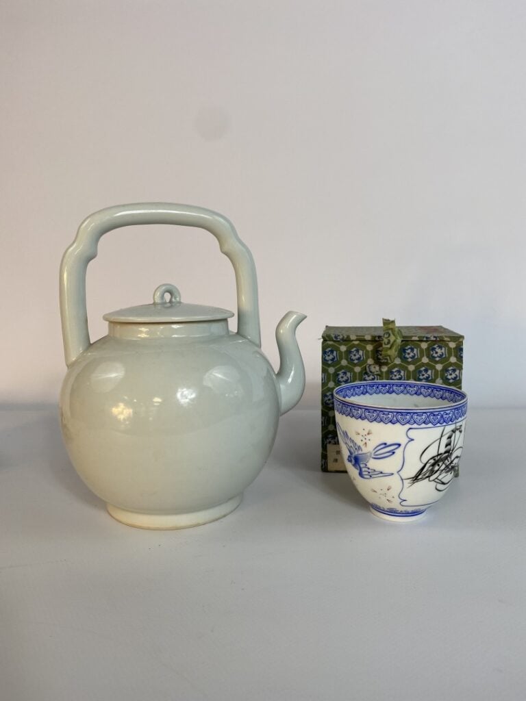 Ensemble de deux pièces asiatiques - Comprenant: - - une théière en porcelaine…