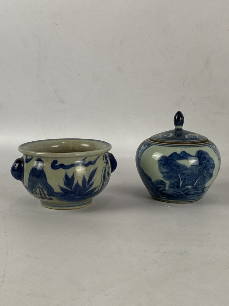 ENSEMBLE DE DEUX PORCELAINES BLEU BLANC - Comprenant un pot couvert au décor de…