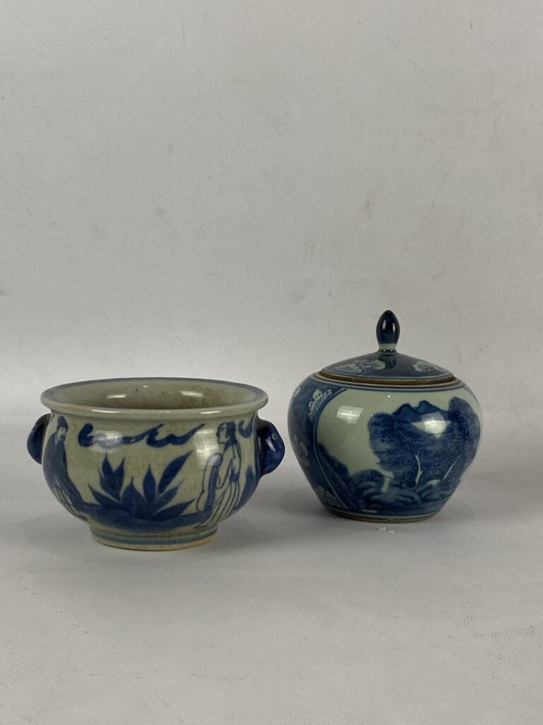 ENSEMBLE DE DEUX PORCELAINES BLEU BLANC - Comprenant un pot couvert au décor de…