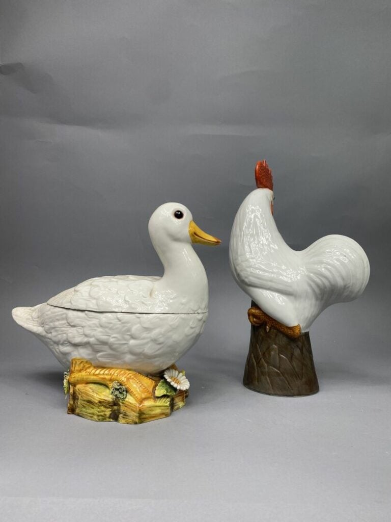 Ensemble de deux sujets en faïence émaillée polychrome représentant un coq et u…
