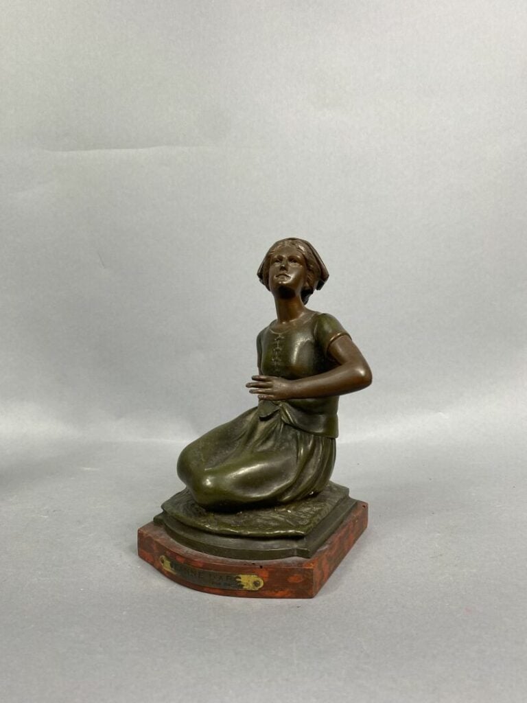 Ensemble de deux sujets en régule patiné représentant Jeanne d'Arc sur un socle…