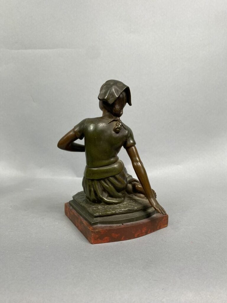 Ensemble de deux sujets en régule patiné représentant Jeanne d'Arc sur un socle…