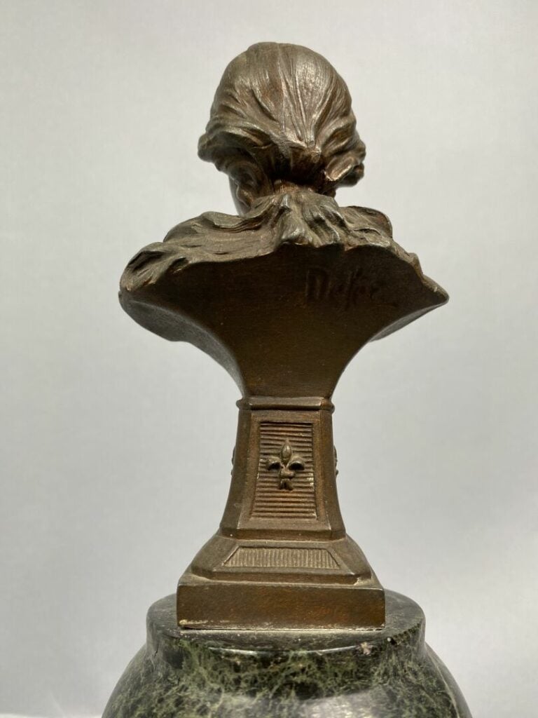 Ensemble de deux sujets en régule patiné représentant Jeanne d'Arc sur un socle…