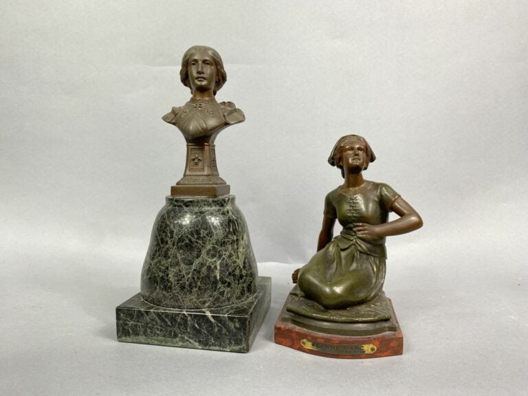 Ensemble de deux sujets en régule patiné représentant Jeanne d'Arc sur un socle…