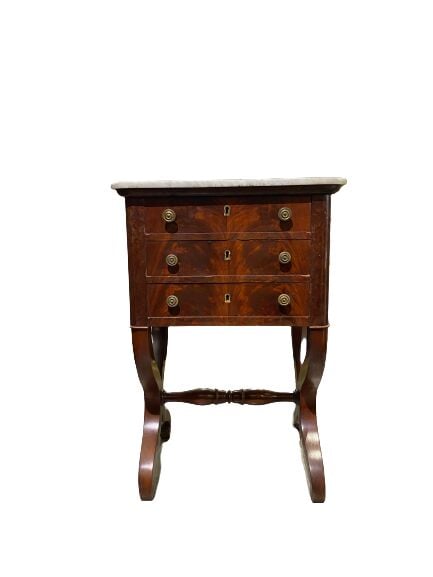 Ensemble de deux tables en acajou et placage d'acajou comprenant une travailleu…