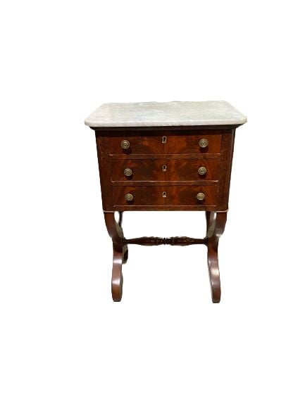 Ensemble de deux tables en acajou et placage d'acajou comprenant une travailleu…