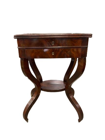 Ensemble de deux tables en acajou et placage d'acajou comprenant une travailleu…
