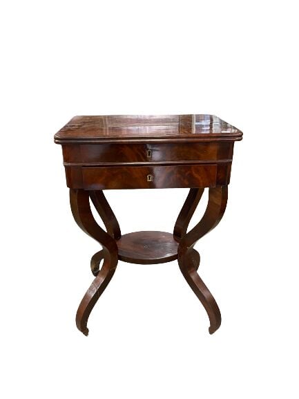 Ensemble de deux tables en acajou et placage d'acajou comprenant une travailleu…