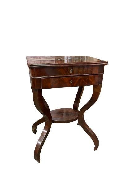 Ensemble de deux tables en acajou et placage d'acajou comprenant une travailleu…