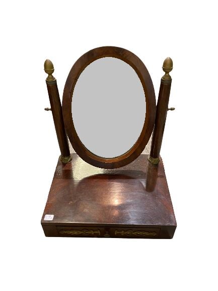 Ensemble de deux tables en acajou et placage d'acajou comprenant une travailleu…
