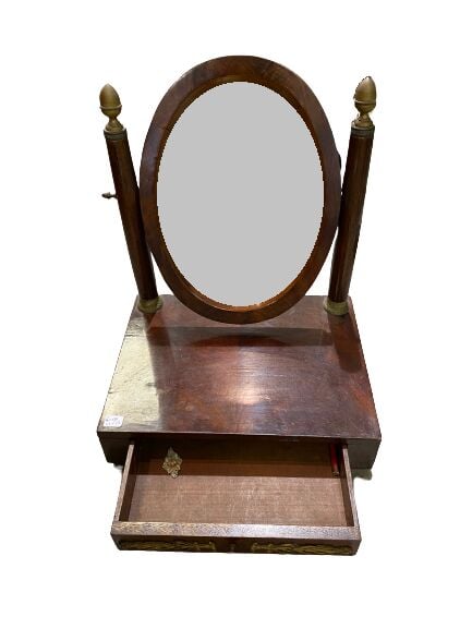 Ensemble de deux tables en acajou et placage d'acajou comprenant une travailleu…