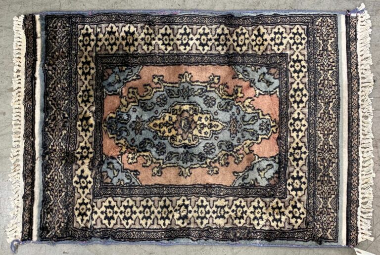 Ensemble de deux tapis en laine à décor de motifs géométriques stylisés. - (en…