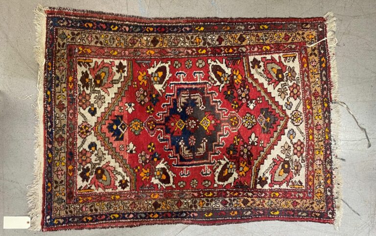 Ensemble de deux tapis en laine à motifs géométriques stylisés sur fond rouge -…