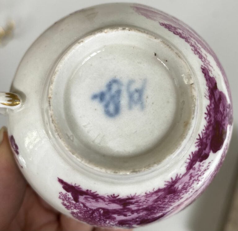 Ensemble de deux tasses en porcelaine à décor de paysages, vase et coupelle cér…