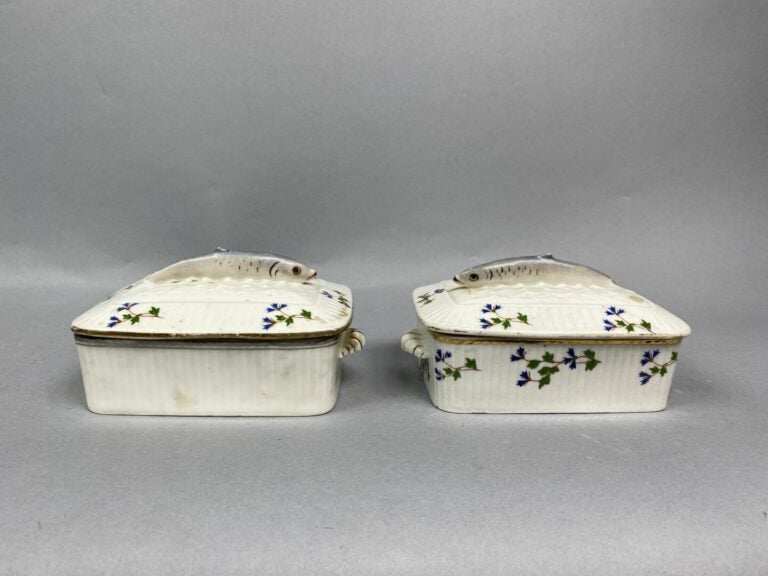 Ensemble de deux terrines à poisson en porcelaine à décor de barbeau, la prise…