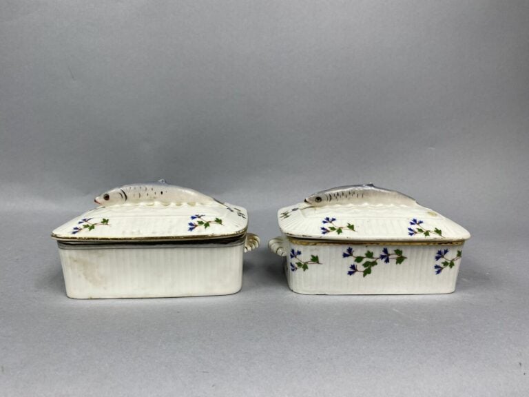 Ensemble de deux terrines à poisson en porcelaine à décor de barbeau, la prise…